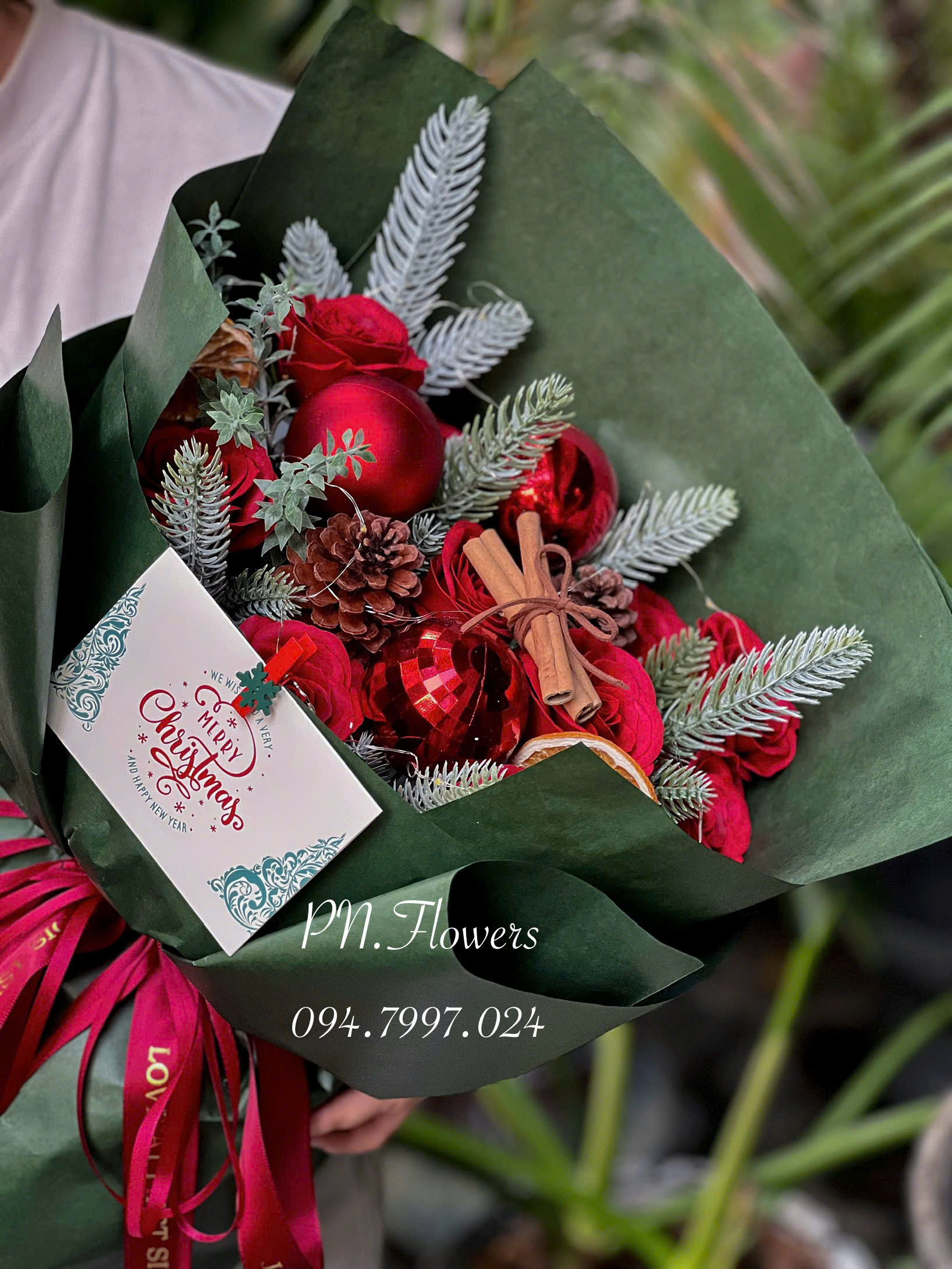 Bó Hoa Sáp Tone Noel 11 Bông Ecuador Mix Có Đèn