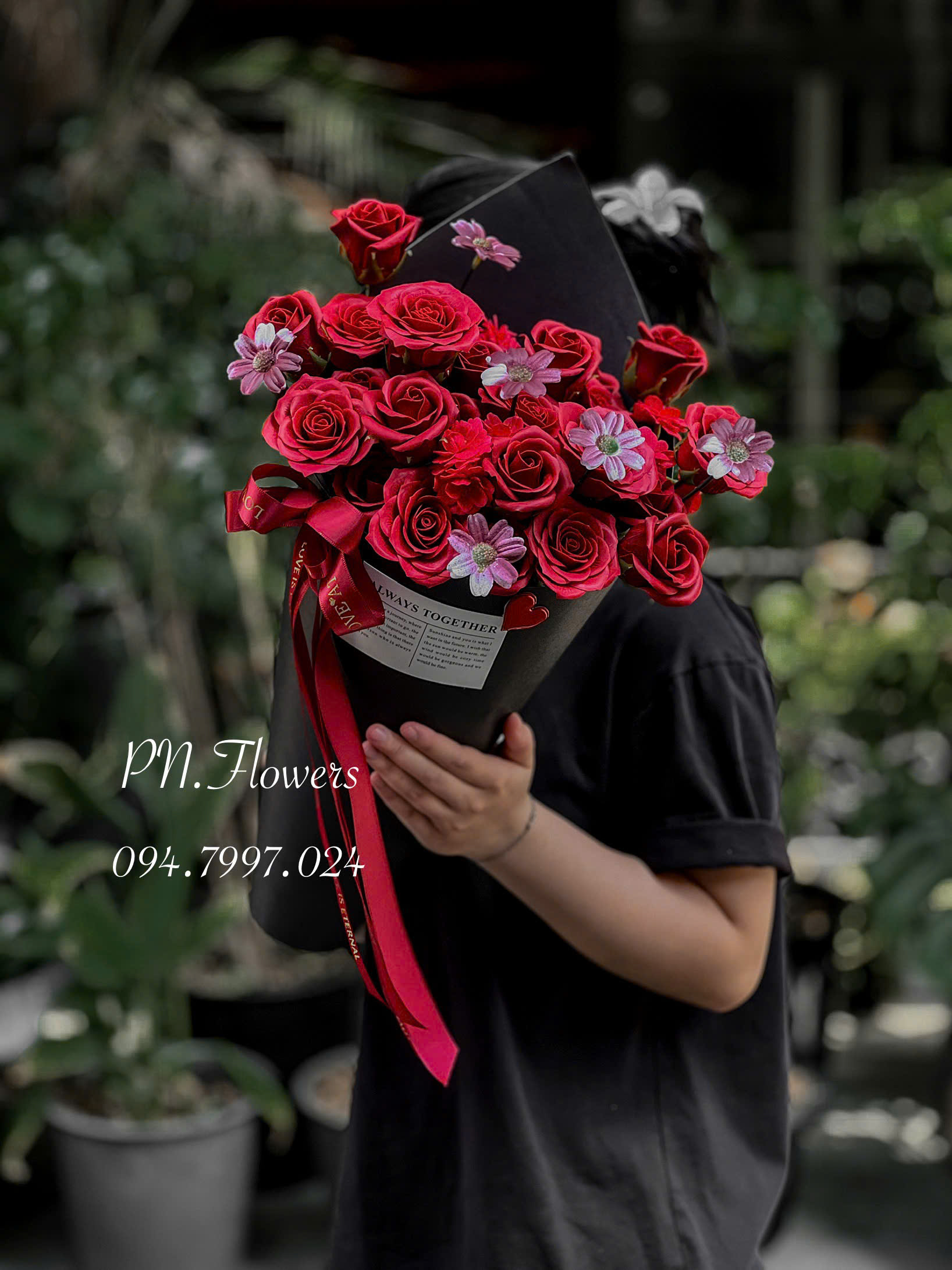 Bó Hoa Sáp Ốc Quế Tone Đỏ Đô