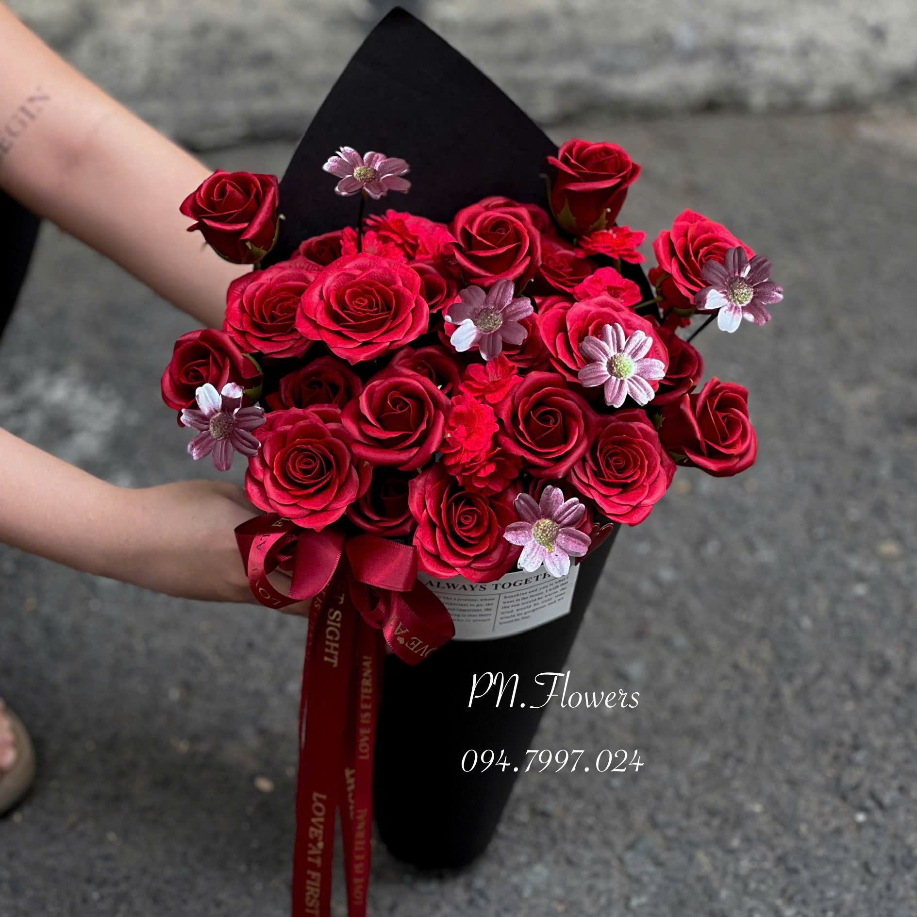 Bó Hoa Sáp Ốc Quế Tone Đỏ Đô