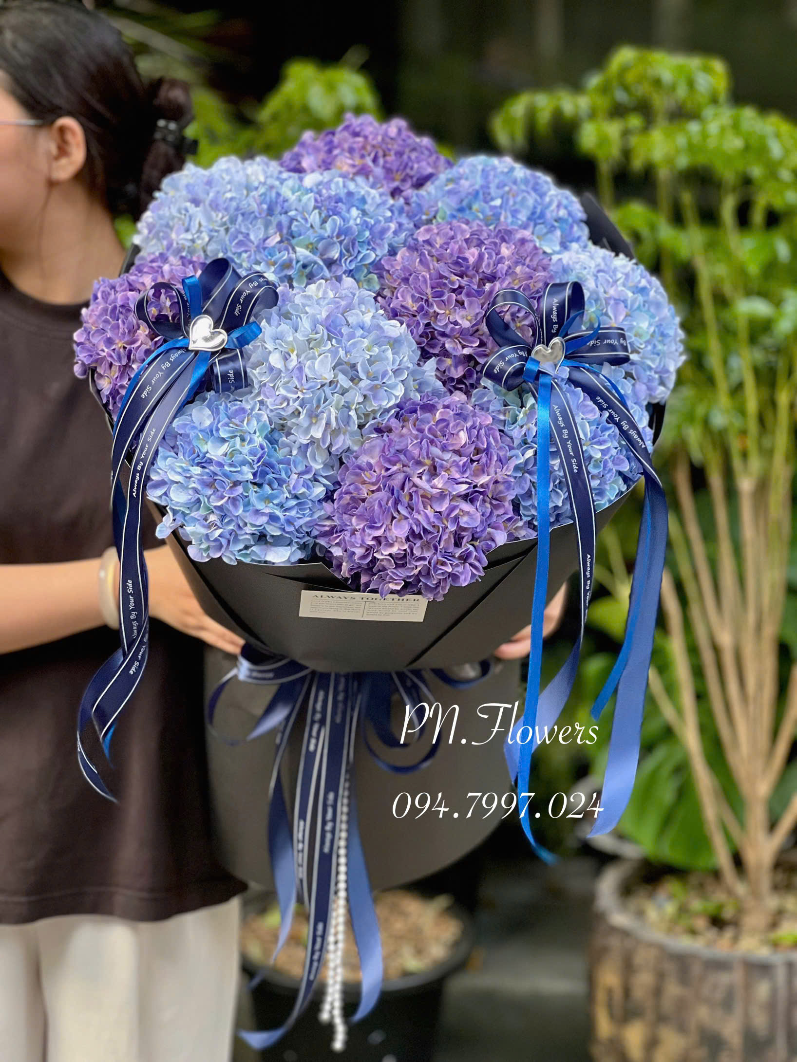 Bó Hoa Cẩm Tú Cầu Lụa 11 Bông Tone Xanh Dương