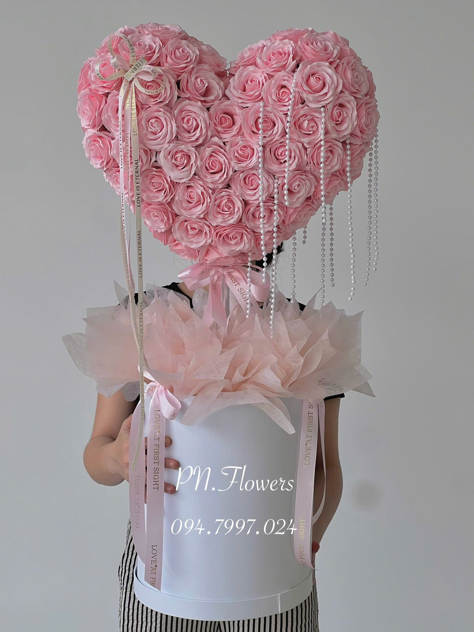 Chậu Hoa Sáp Cây Tim 105 Bông Hồng