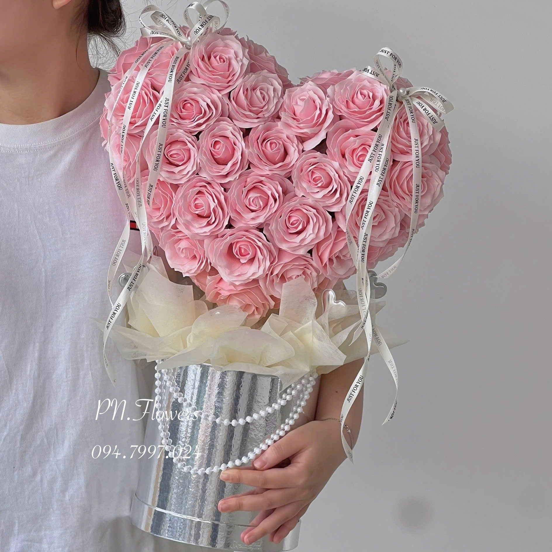 Chậu Hoa Sáp Cây Tim 65 Bông Hồng