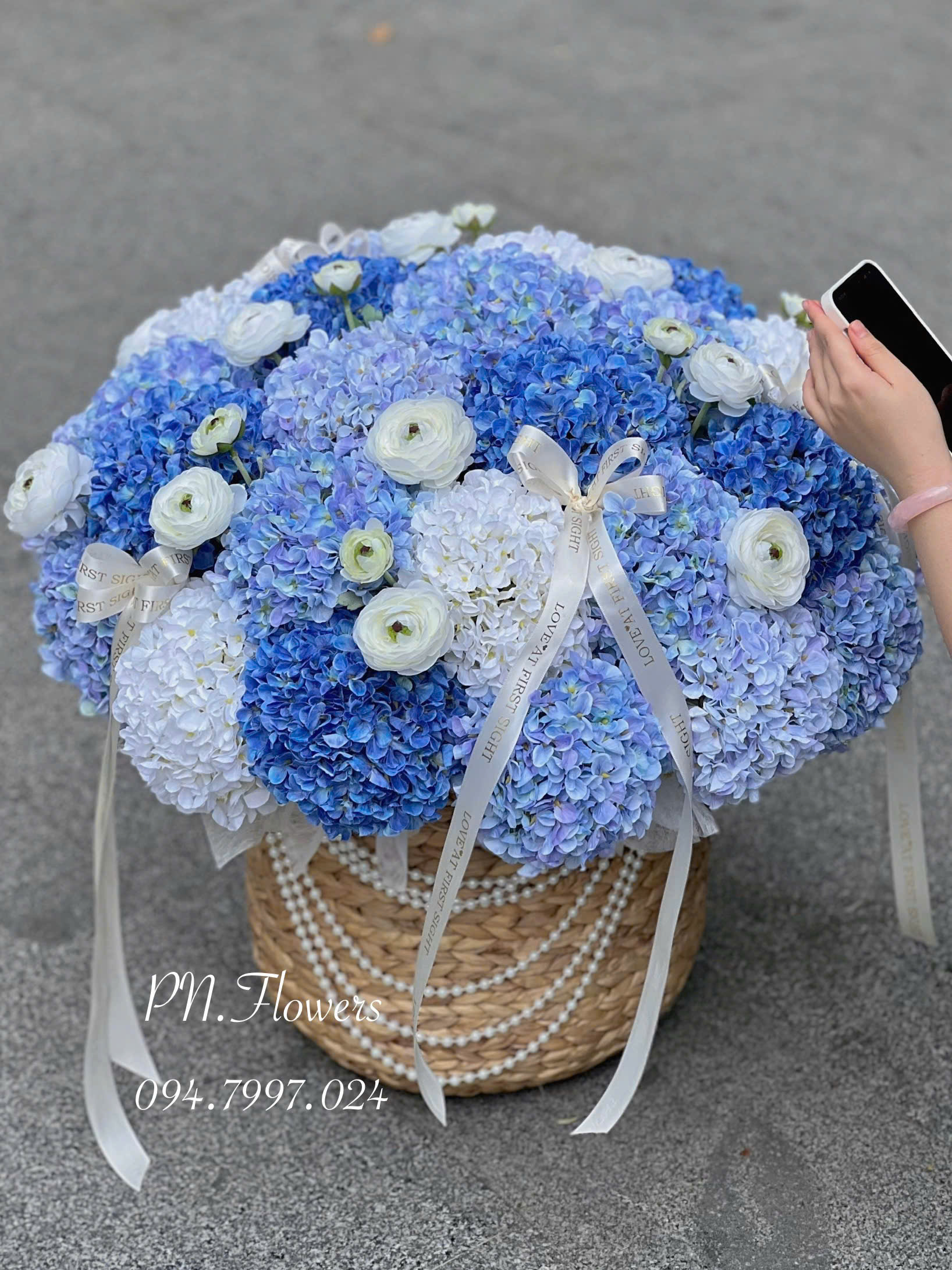 Giỏ Hoa Cẩm Tú Cầu Lụa 30 Bông Mix Tone Xanh