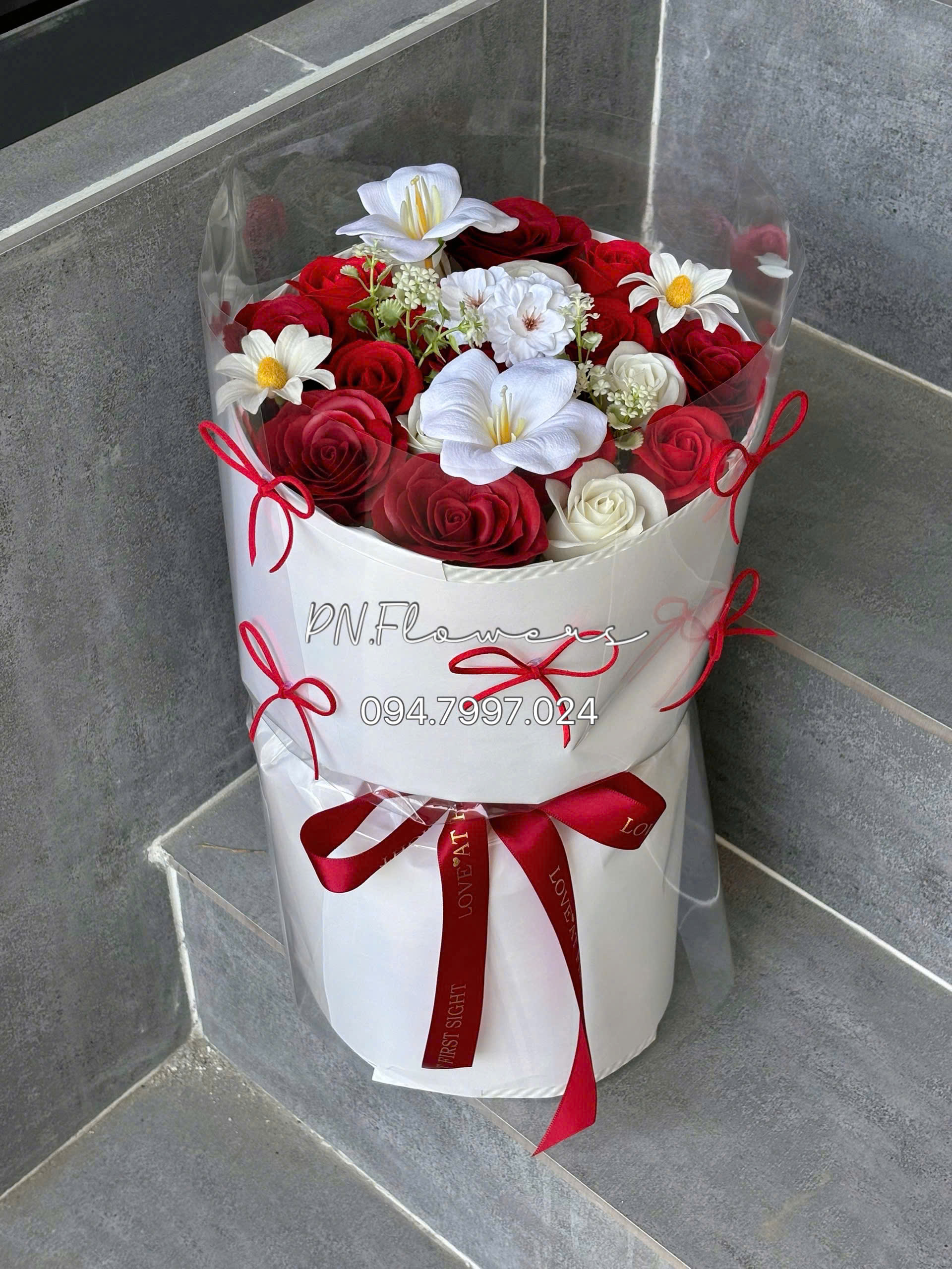 Bó Hoa Sáp Thơm Mix 23 Bông Tone Đỏ Kiểu Tròn