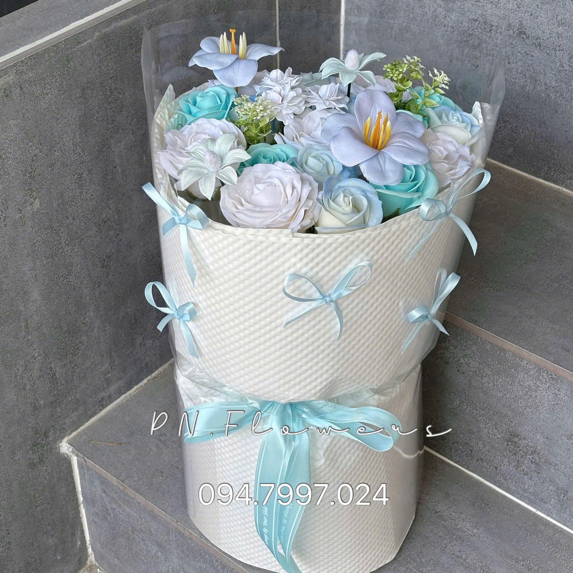 Bó Hoa Sáp Mix 23 Bông Tone Xanh Kiểu Tròn