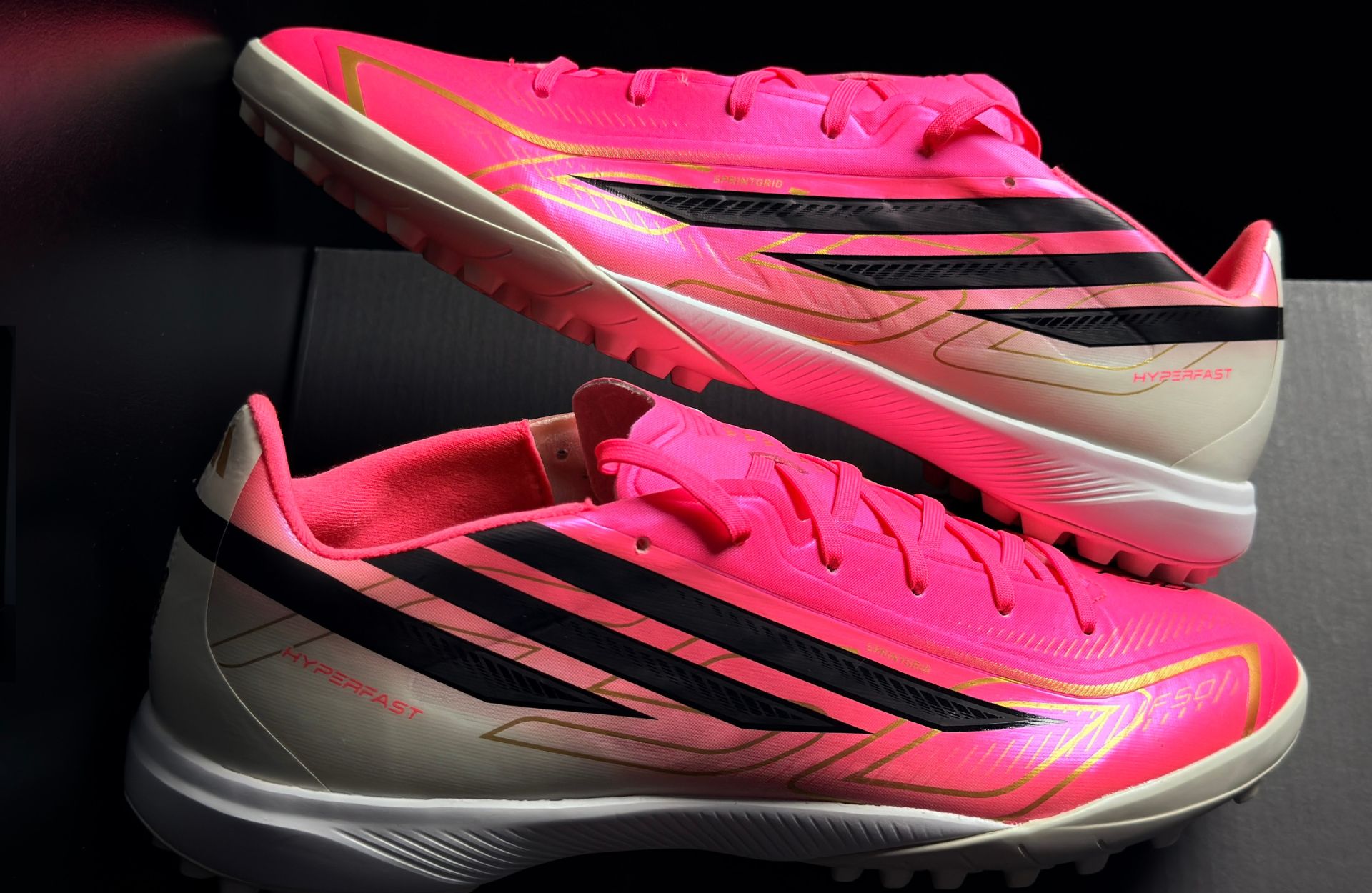 Review Adidas F50 Hyperfast League TF: Bước Tiến Tốc Độ Nâng Cấp 2026