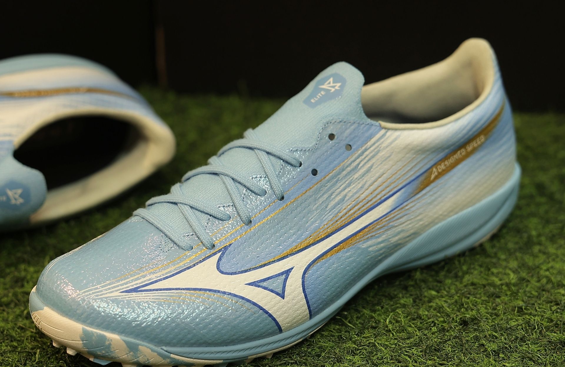 Review Mizuno Alpha 3 ELite TF, có đáng trải nghiệm hay không?