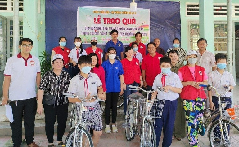 Chùa Thiên Đức và mạnh thường quân trao tặng xe đạp ở xã Bình Mỹ