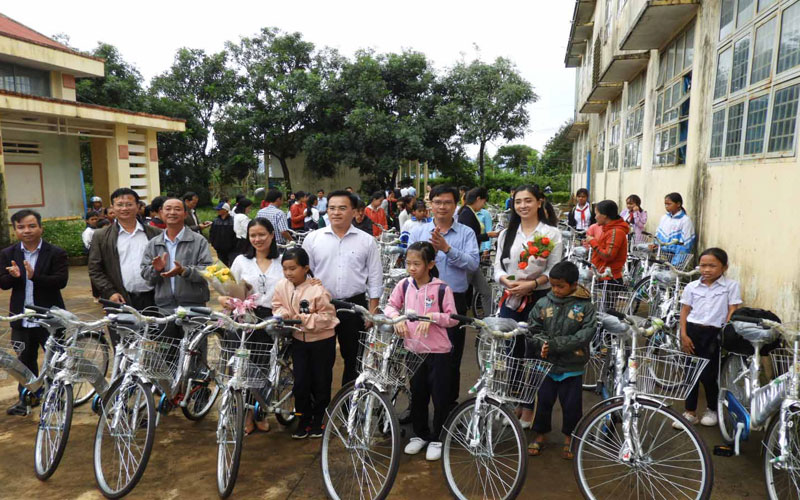Tặng xe đạp tại Tây Nguyên