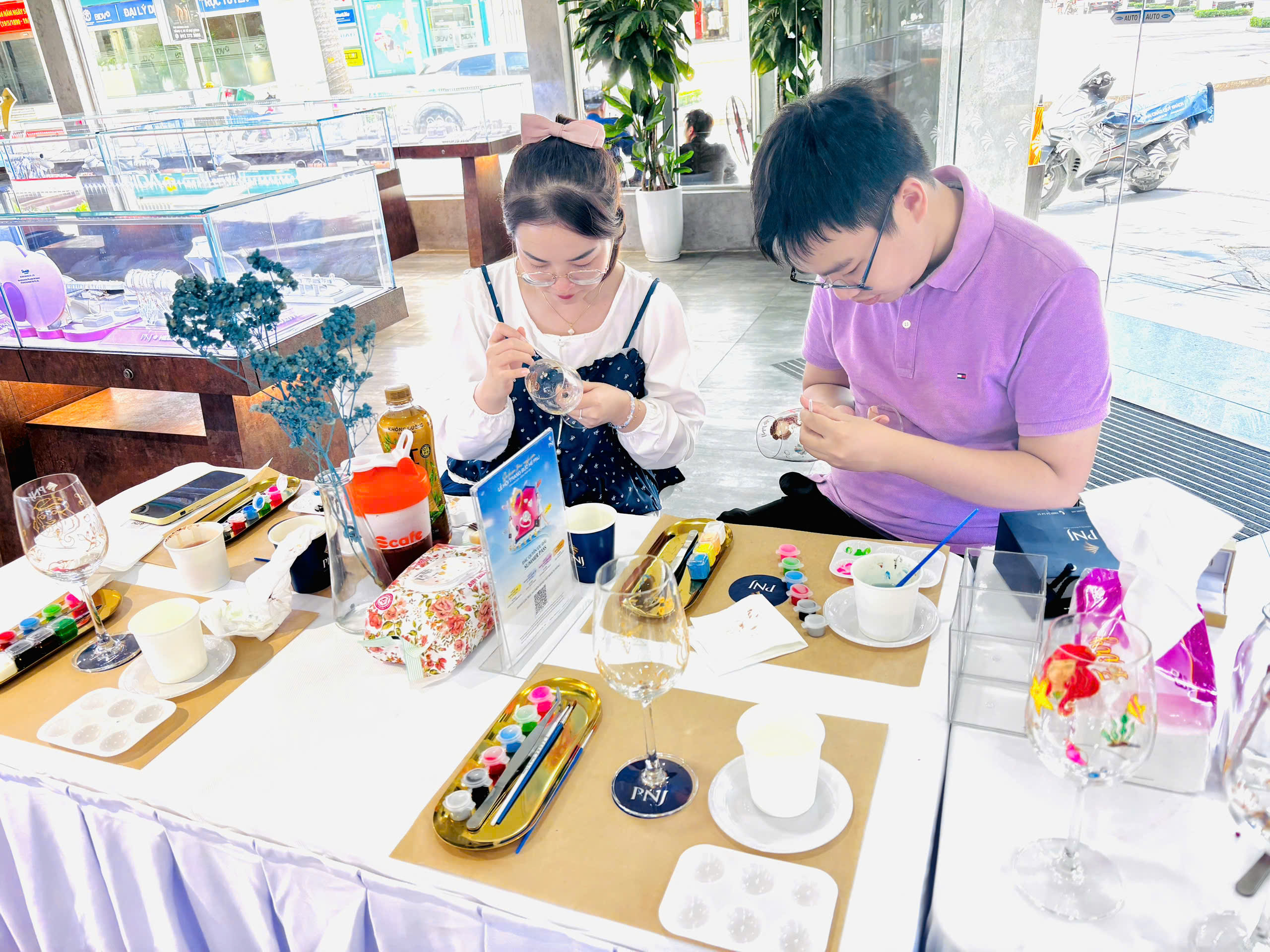 Workshop Trang Trí Ly Thủy Tinh Cùng PNJ – Trải Nghiệm Nghệ Thuật Sáng Tạo Tại Không Gian Doanh Nghiệp