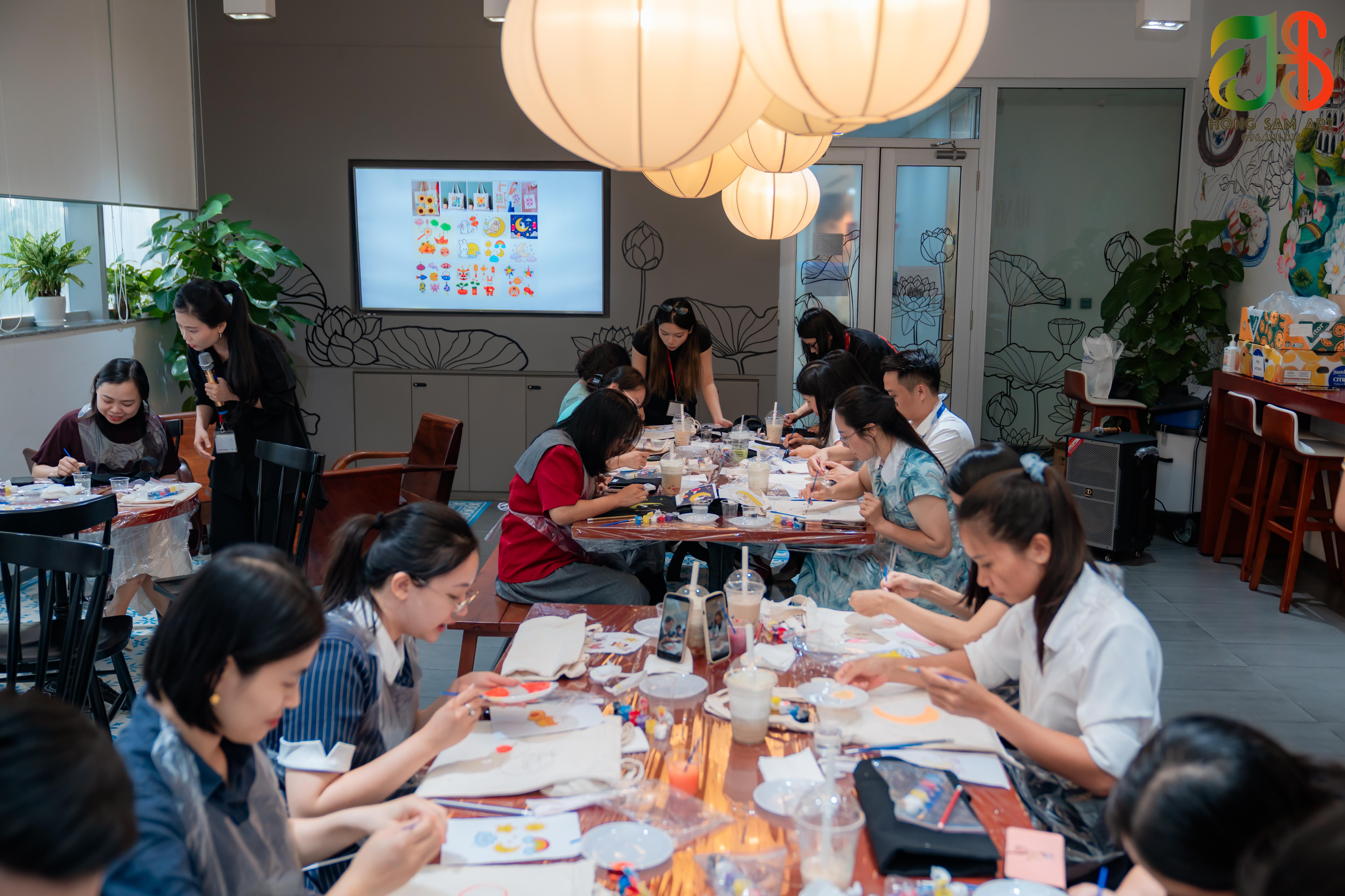 WORKSHOP VẼ TÚI NGHỆ THUẬT “MÙA TRĂNG YÊU THƯƠNG” CÙNG ROCHE PHARMA