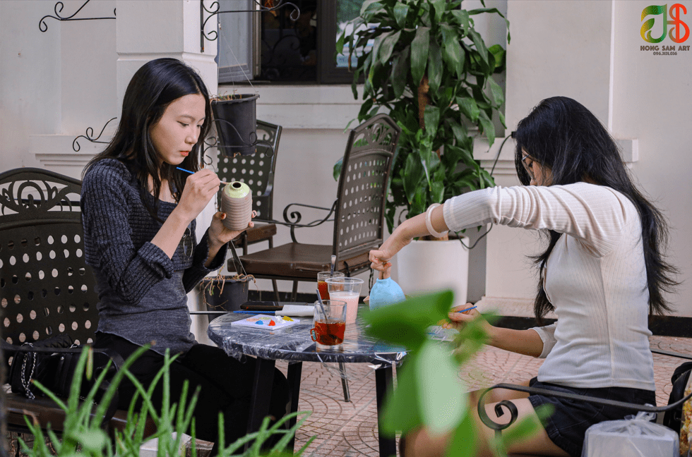 WORKSHOP VẼ GỐM TẠI MỸ THUẬT HỒNG SÂM - NGHỆ THUẬT THỦ CÔNG THƯ GIÃN DÀNH CHO MỌI LỨA TUỔI