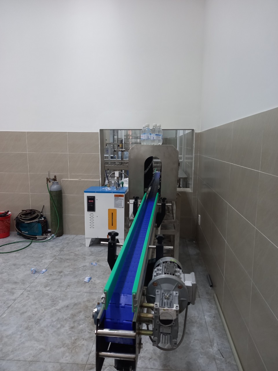 Băng tải máy co màng nước đóng chai