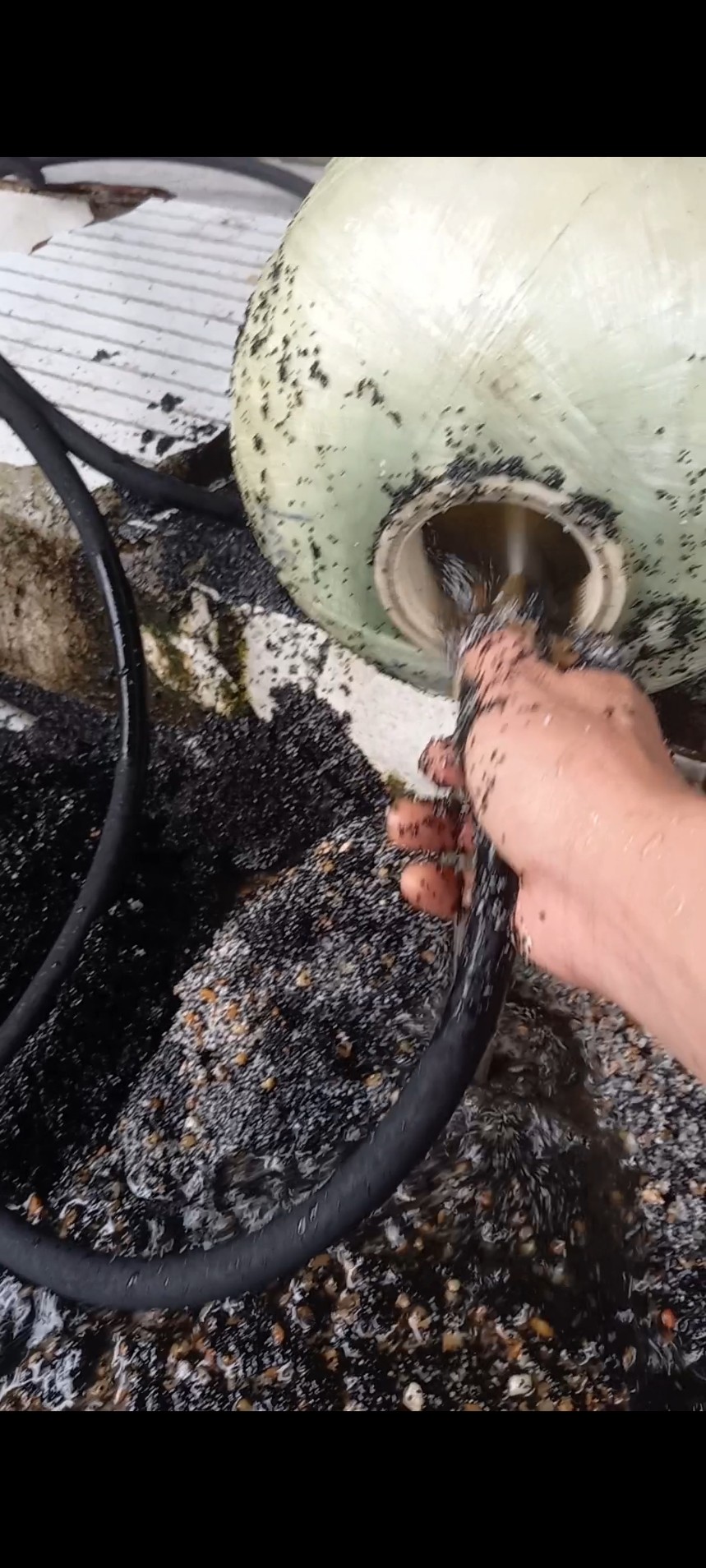 Thay vật liệu lọc nước giếng khoan nhiễm phèn