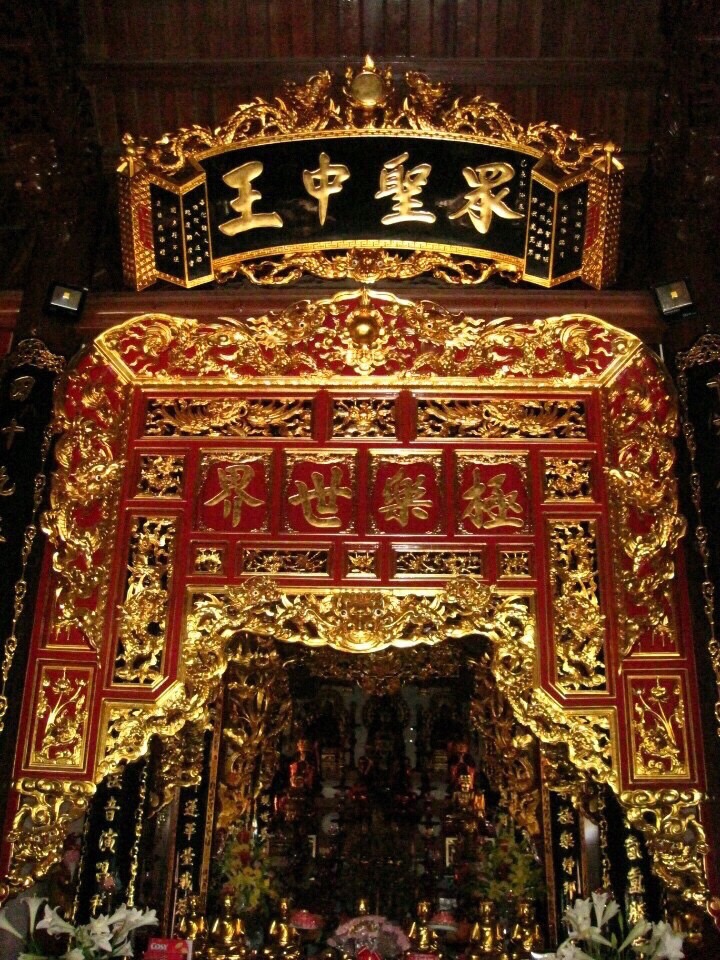 Bàn thờ, gian thờ nhà gỗ cổ truyền sơn son thếp vàng