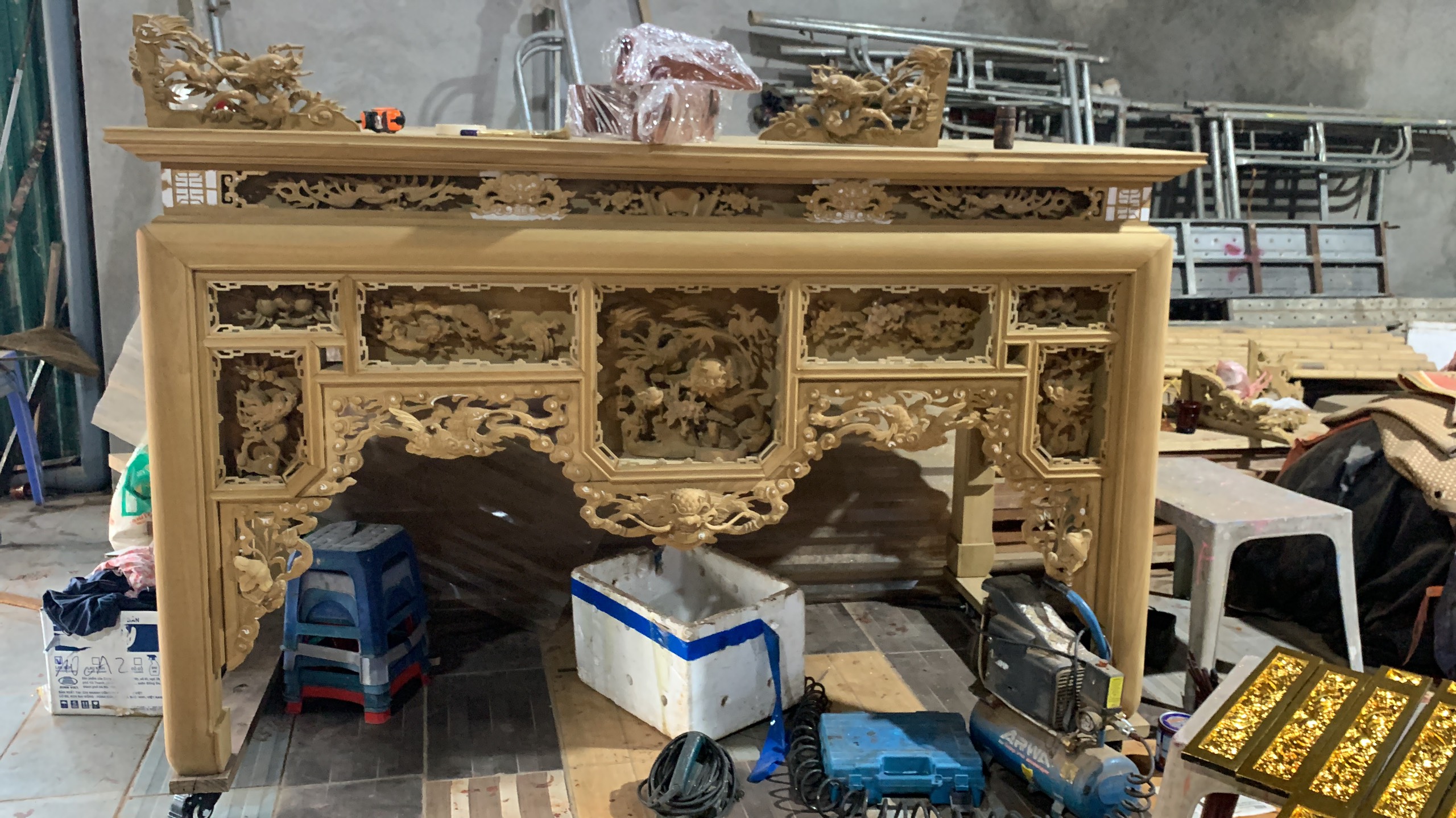 Mẫu bàn thờ ô xa chạm rồng cùng ngu phúc gỗ mít đẹp ý nghĩa