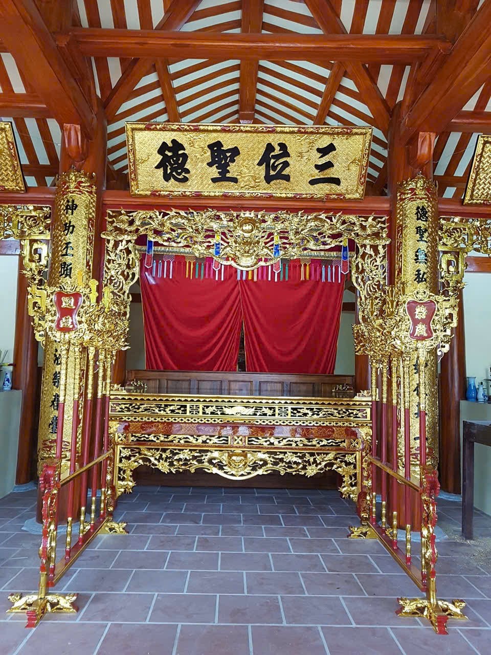 Mẫu phòng thờ truyền thống sơn son thếp vàng MPT002