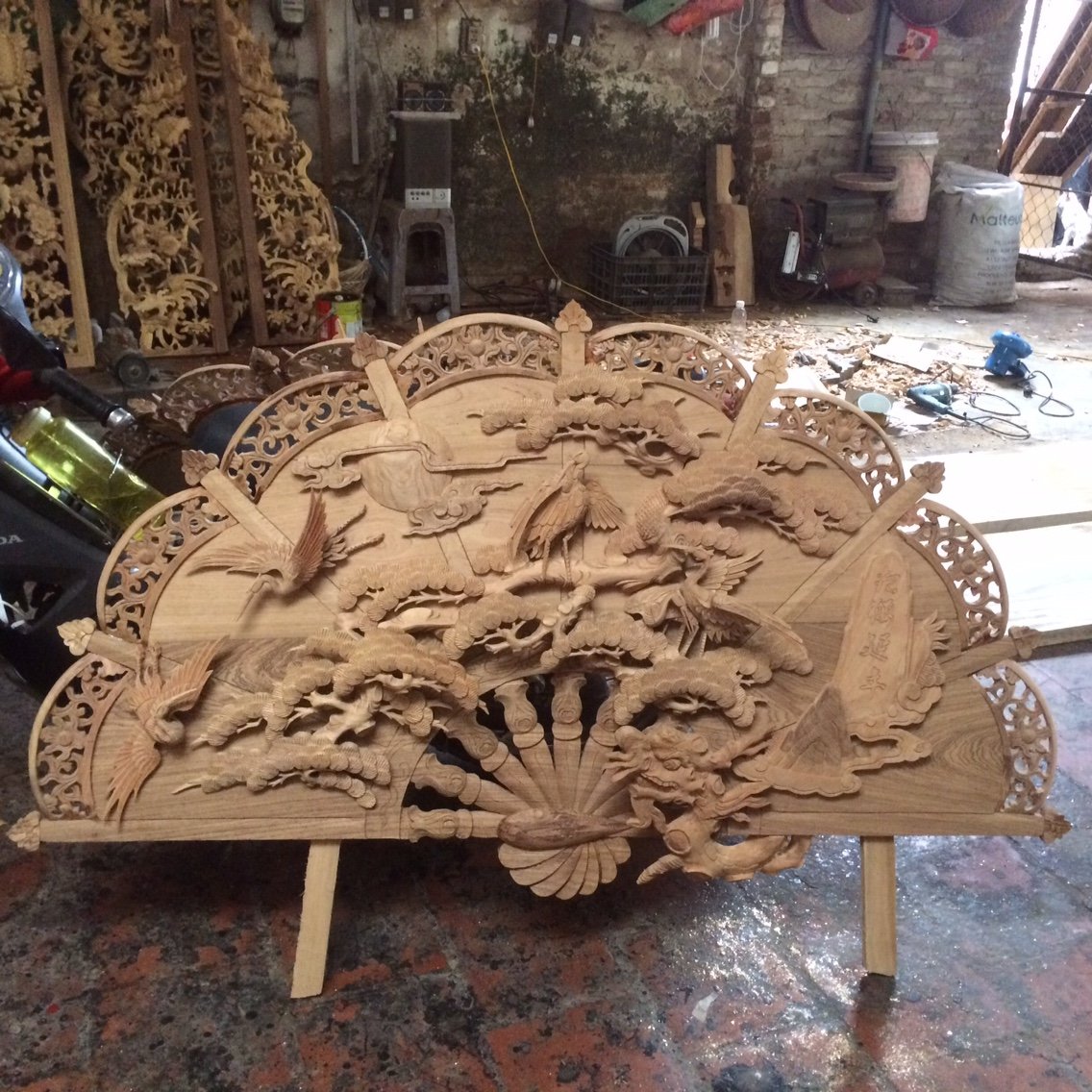 Quạt thờ bằng gỗ dổi chạm trổ Tùng Hạc thờ cúng đẹp nhất