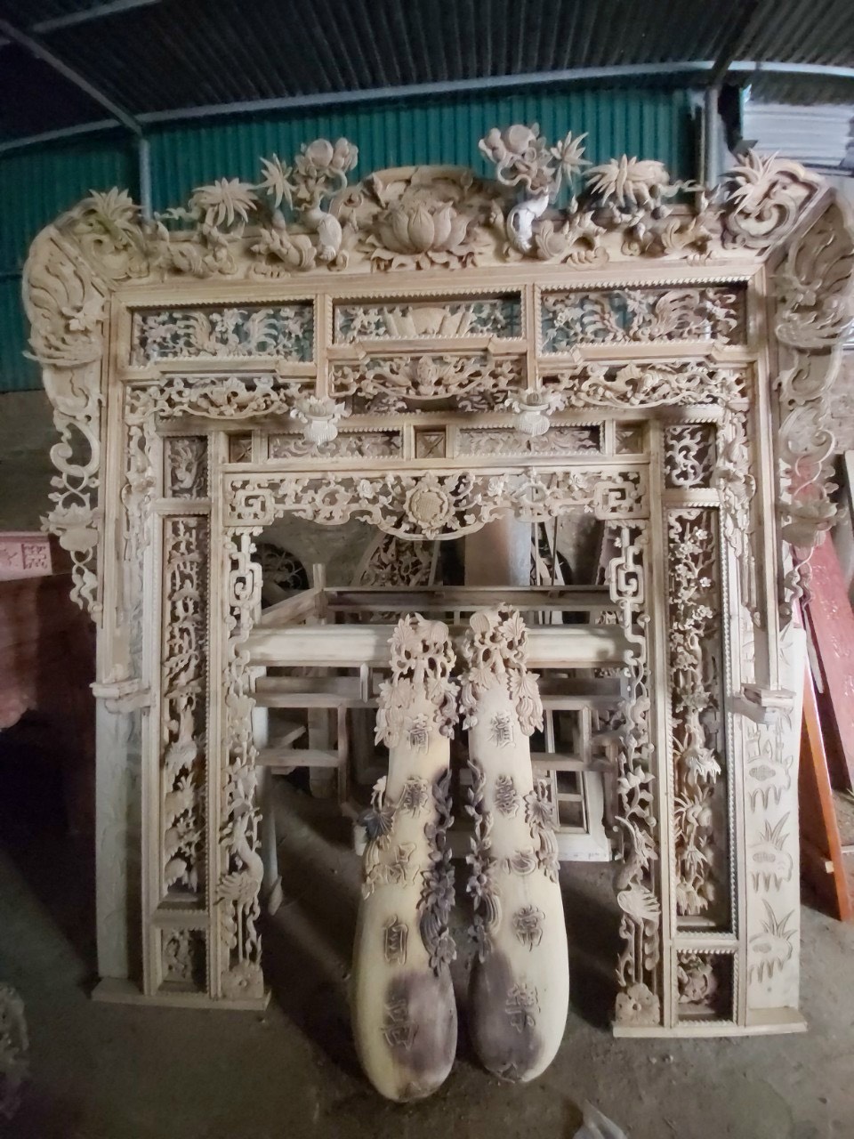 Thiều châu tầng kép gỗ sơn son thếp bạc