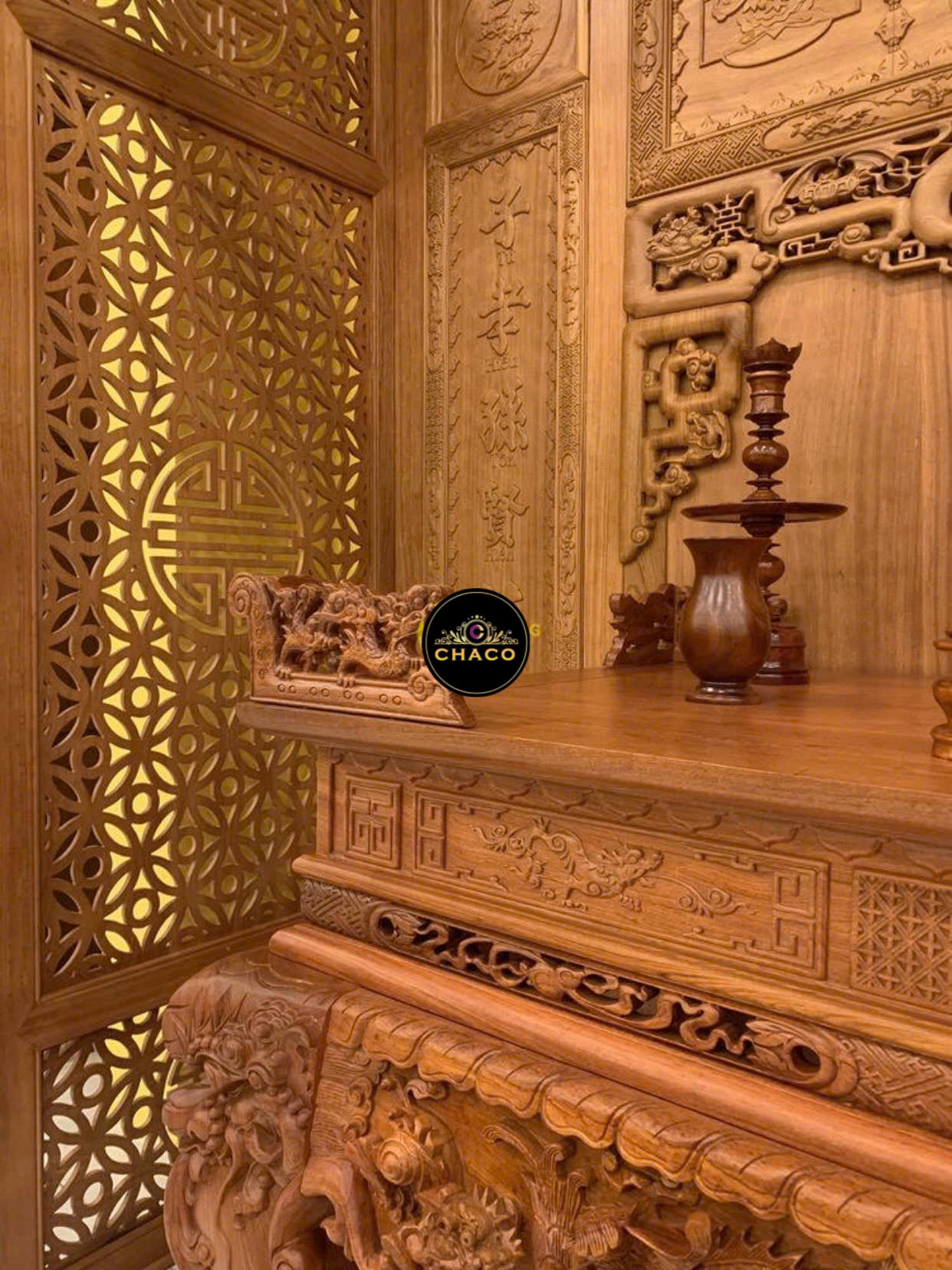 Bộ vách thờ gõ đỏ cổ kính sang trọng BVT01