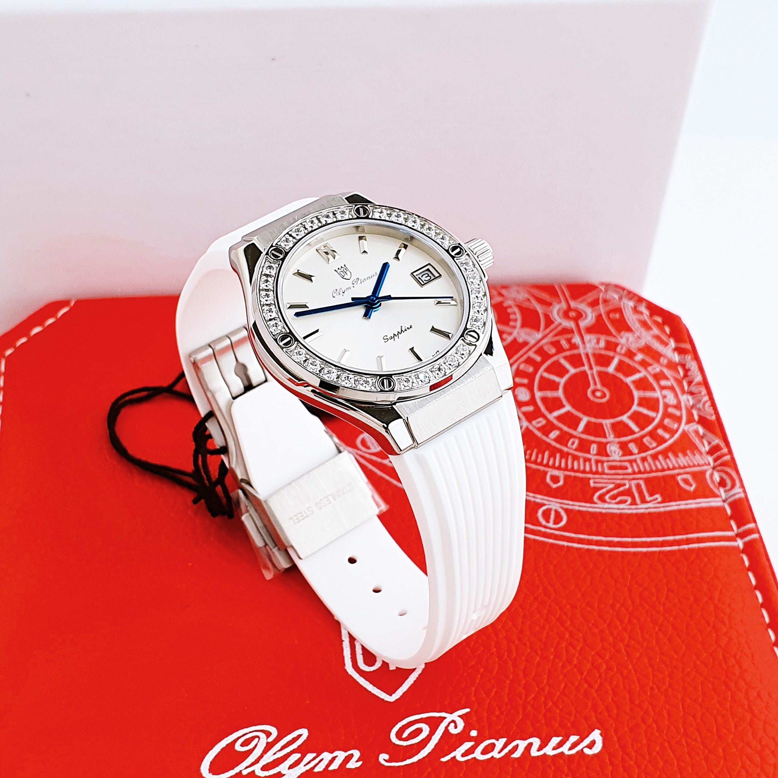 Olym Pianus OP990-45D (Mặt trắng, viền trắng ít đá)