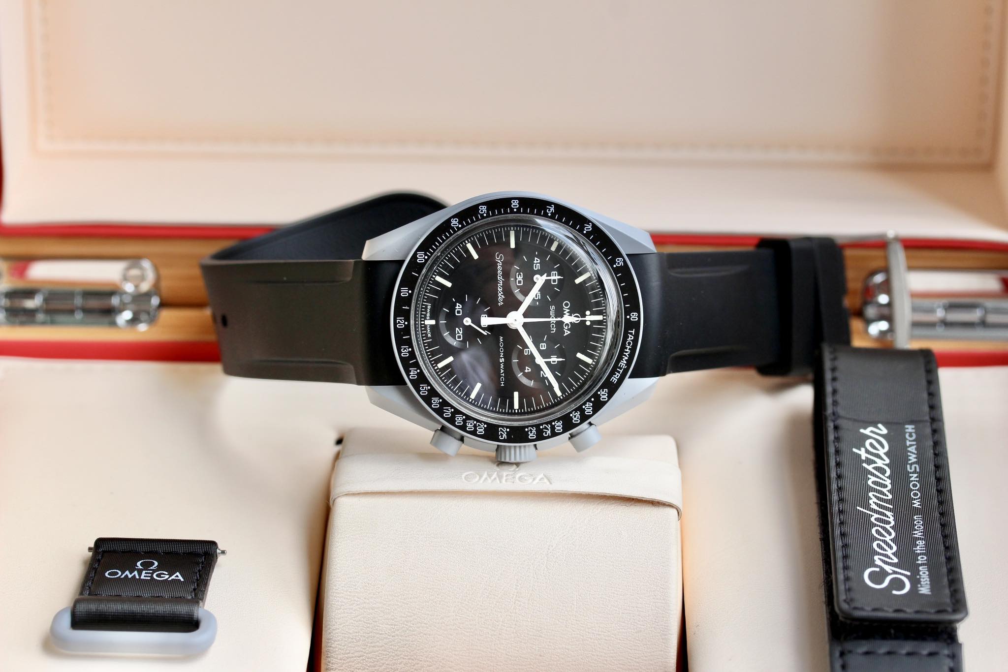 Omega MoonSwatch Mission to the Moon SO33M100