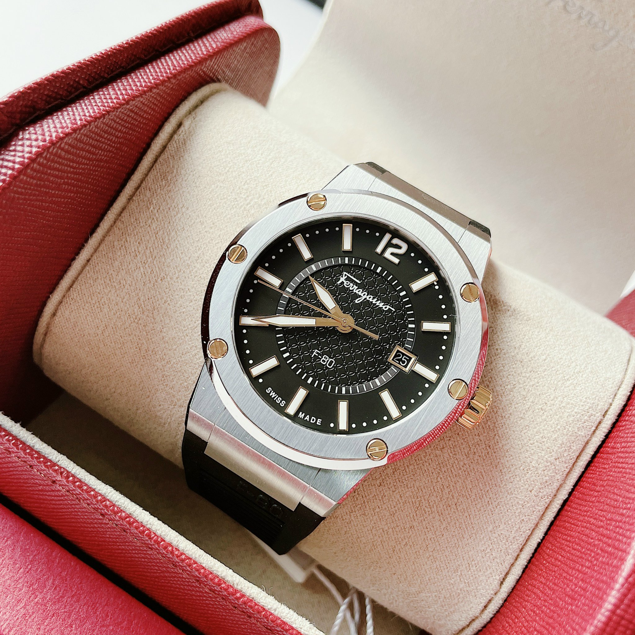 Salvatore Ferragamo F80 (dây cao su đen)