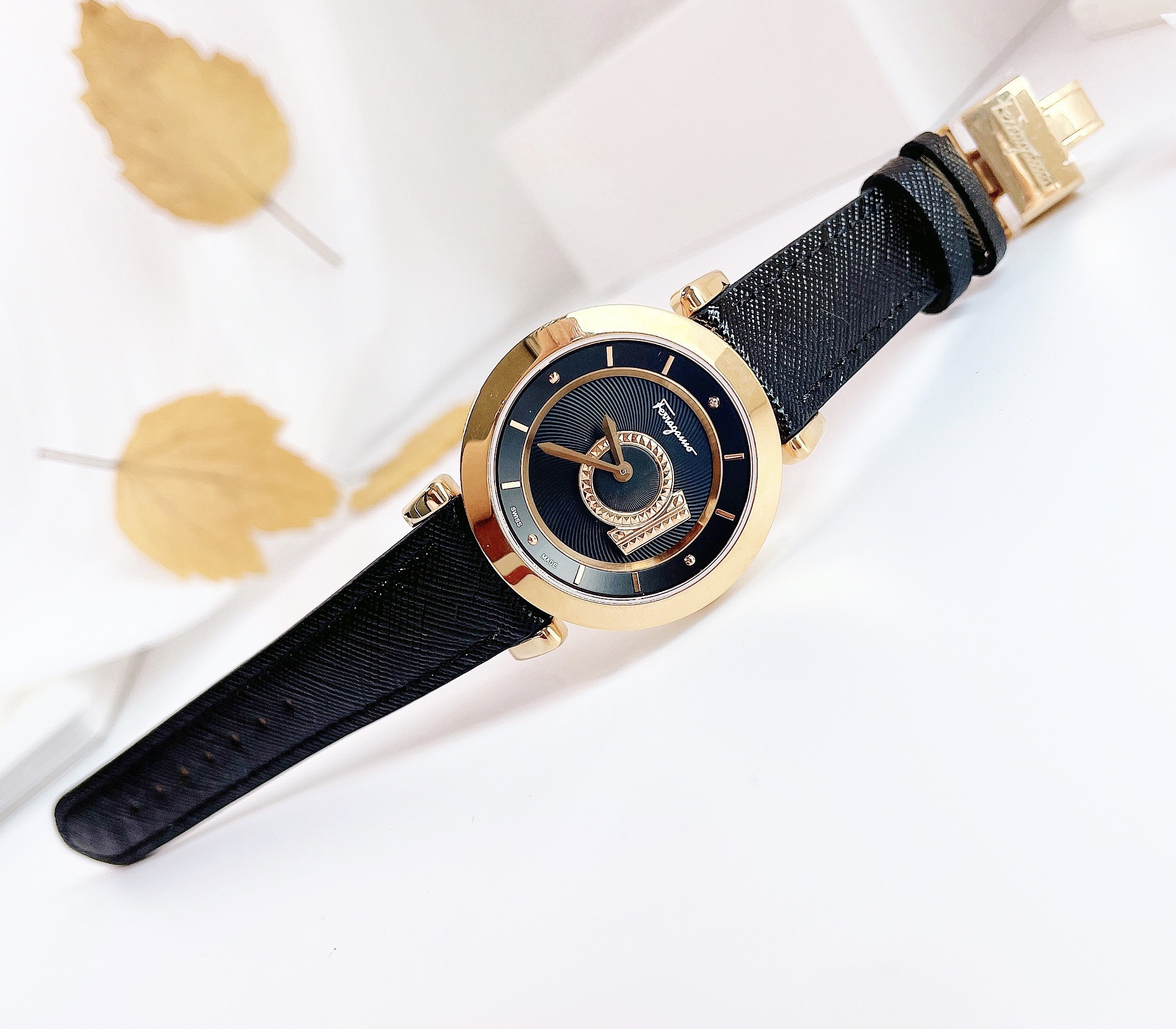 Salvatore Ferragamo Minuetto (viền vàng)