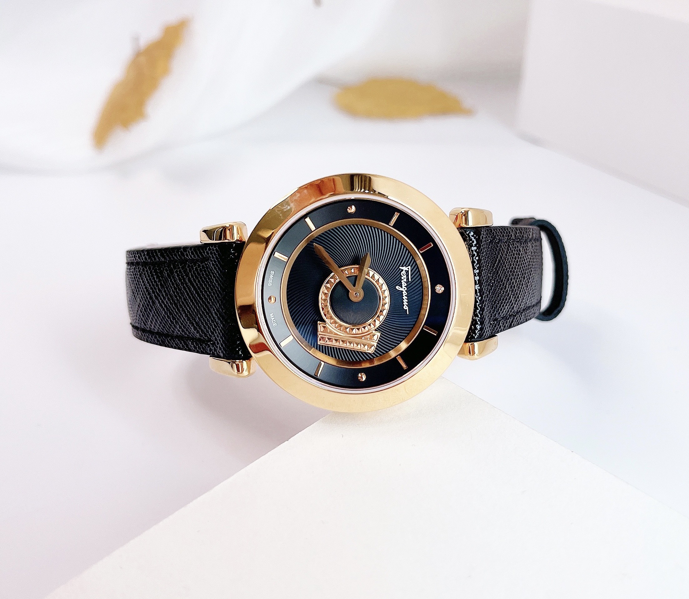 Salvatore Ferragamo Minuetto (viền vàng)