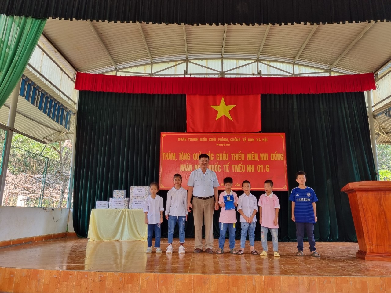 ĐOÀN THANH NIÊN KHỐI PHÒNG, CHỐNG TỆ NẠN XÃ HỘI THĂM VÀ TẶNG QUÀ CÁC CHÁU THIẾU NHI ĐANG ĐƯỢC CHĂM SÓC TẠI CƠ SỞ CAI NGHIỆN MA TÚY SỐ 2 HÀ NỘI NHÂN DỊP NGÀY QUỐC TẾ THIẾU NHI 1/6