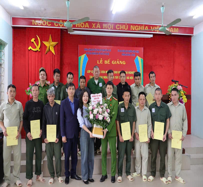 Lễ bế giảng lớp giáo dục xóa mù chữ cho người cai nghiện  tại Cơ sở Cai nghiện ma túy số 3 Hà Nội