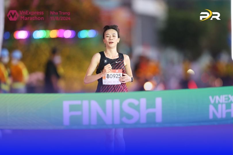 Thu Hằng  vượt mặt Thu Hà vô địch cự ly 21km nữ VnExpress Marathon Nha Trang 2024