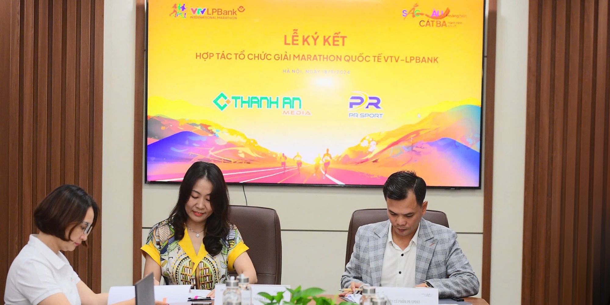 𝐏𝐑 𝐒𝐏𝐎𝐑𝐓 𝐱 𝐓𝐡𝐚̀𝐧𝐡 𝐀𝐧 𝐌𝐞𝐝𝐢𝐚 𝐱 𝐕𝐓𝐕 | Lễ Ký Kết Hợp Tác - Nhà Tài Trợ Trang Phục Chính Thức Giải Marathon Quốc Tế VTV LPBank - Sắc Màu Hoàng Hôn Cát Bà 2024