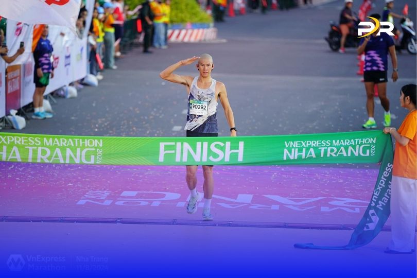 Triệu Tiến Luyện vô địch 42km VM Nha Trang