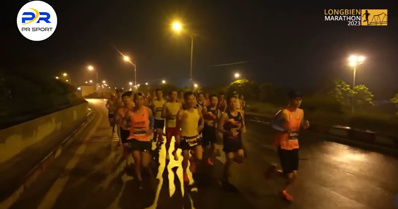 Cùng nhìn lại Đoàn tàu không số, đoàn tàu SUB 3 đầy dũng mãnh tại Longbien Marathon 2023
