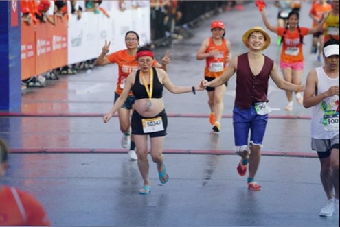 Bầu 7 Tháng Vẫn ‘Chạy Đua’ Tình Yêu: Chị Tú Về Đích 5km Với Nụ Cười Rạng Rỡ!