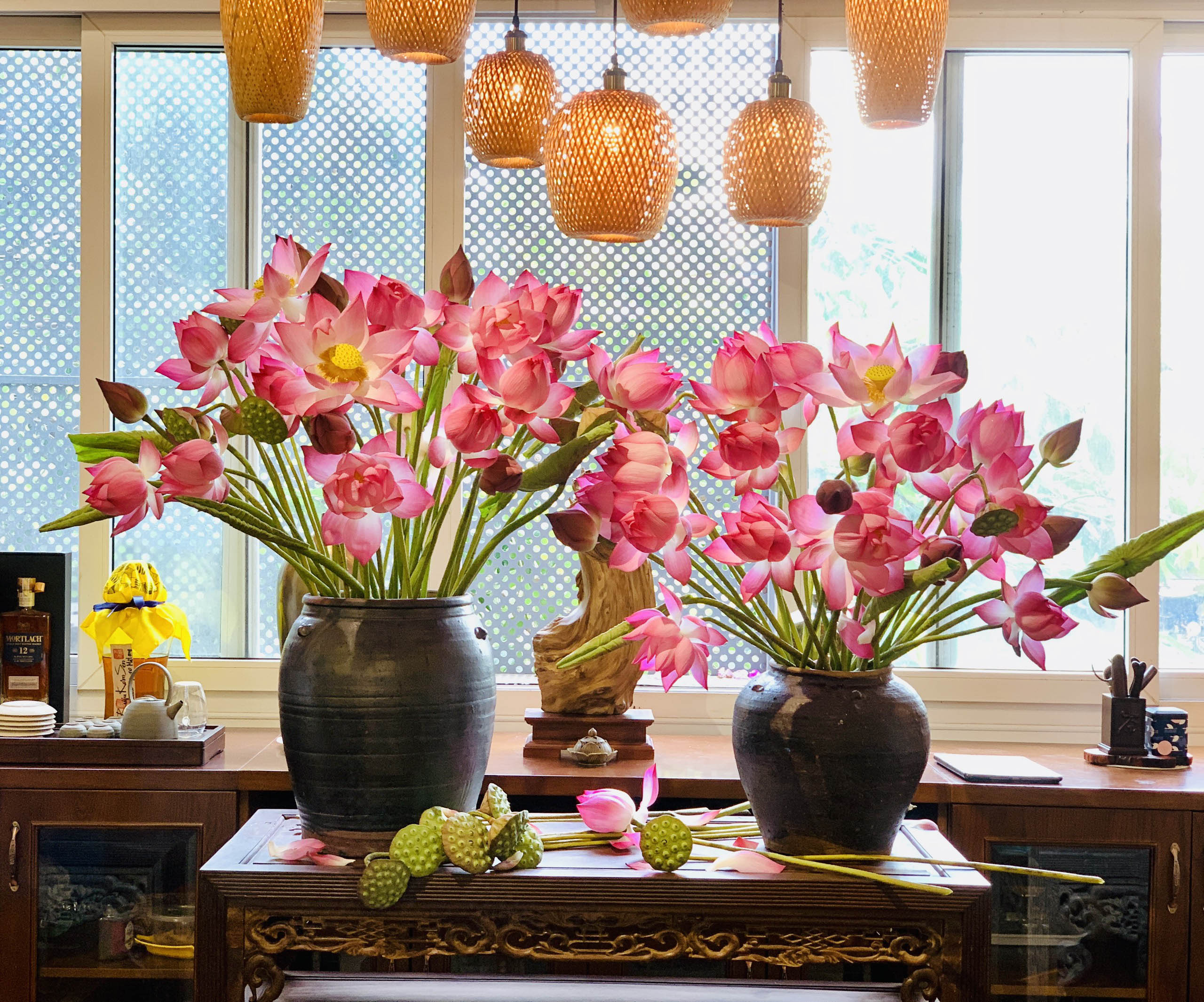 Họa sĩ Lân Vũ và Sen