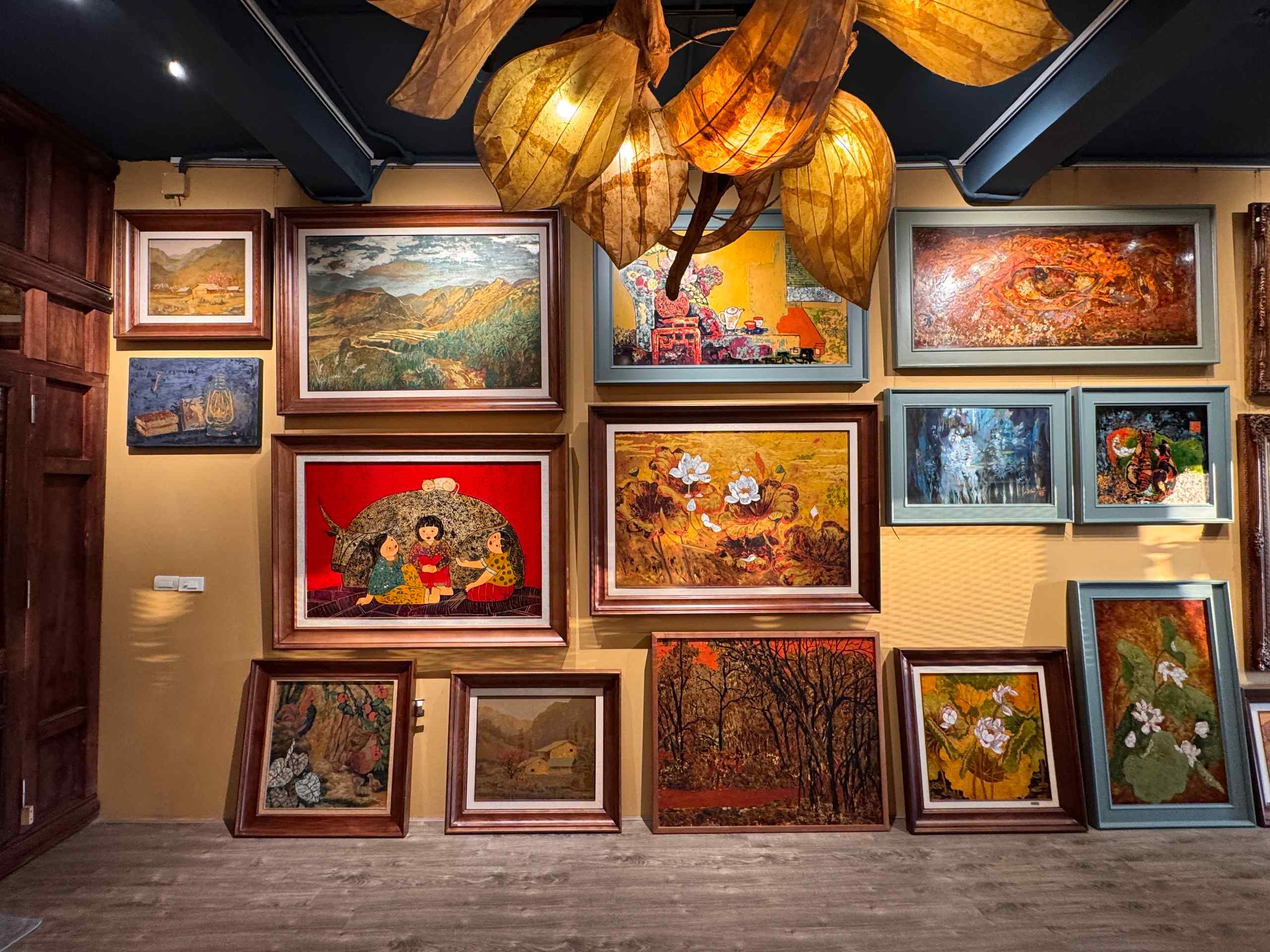 Khám Phá Không Gian Sơn Mài Mới Của Họa Sĩ Lân Vũ – Nơi Hội Tụ Truyền Thống Và Sáng Tạo