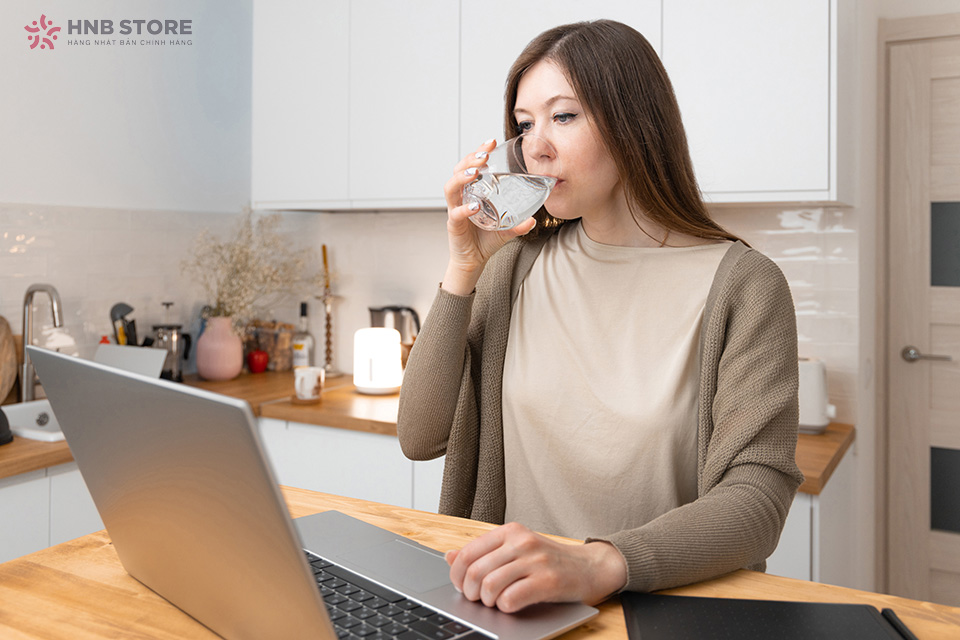 uống đủ 2 lít nước mỗi ngày