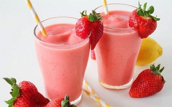 Bữa Sáng Tươi Ngon với Sinh Tố Dâu Tây và Bánh Mỳ Điểm Tâm