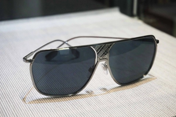 Vì sao chúng ta nên đeo kính râm?