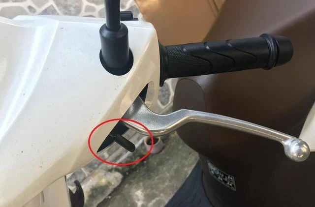 Lẫy gạt sau phanh xe tay ga, trang bị hữu dụng nhưng ít người biết