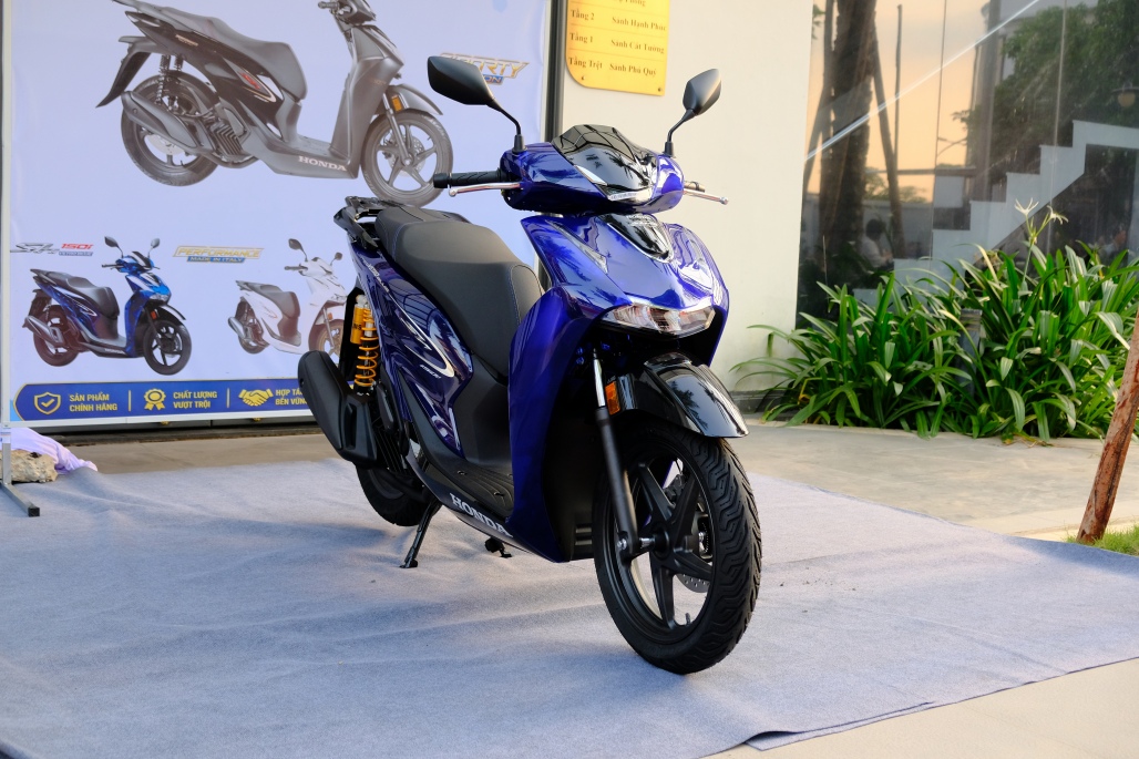 Honda SH150i Vetro Blue 2026 về Việt Nam, giá hơn 200 triệu đồng nhưng vẫn hút giới chơi xe