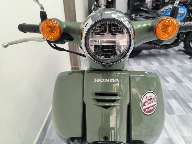 Honda Super Cub 110 'Made in Thailand' về Việt Nam