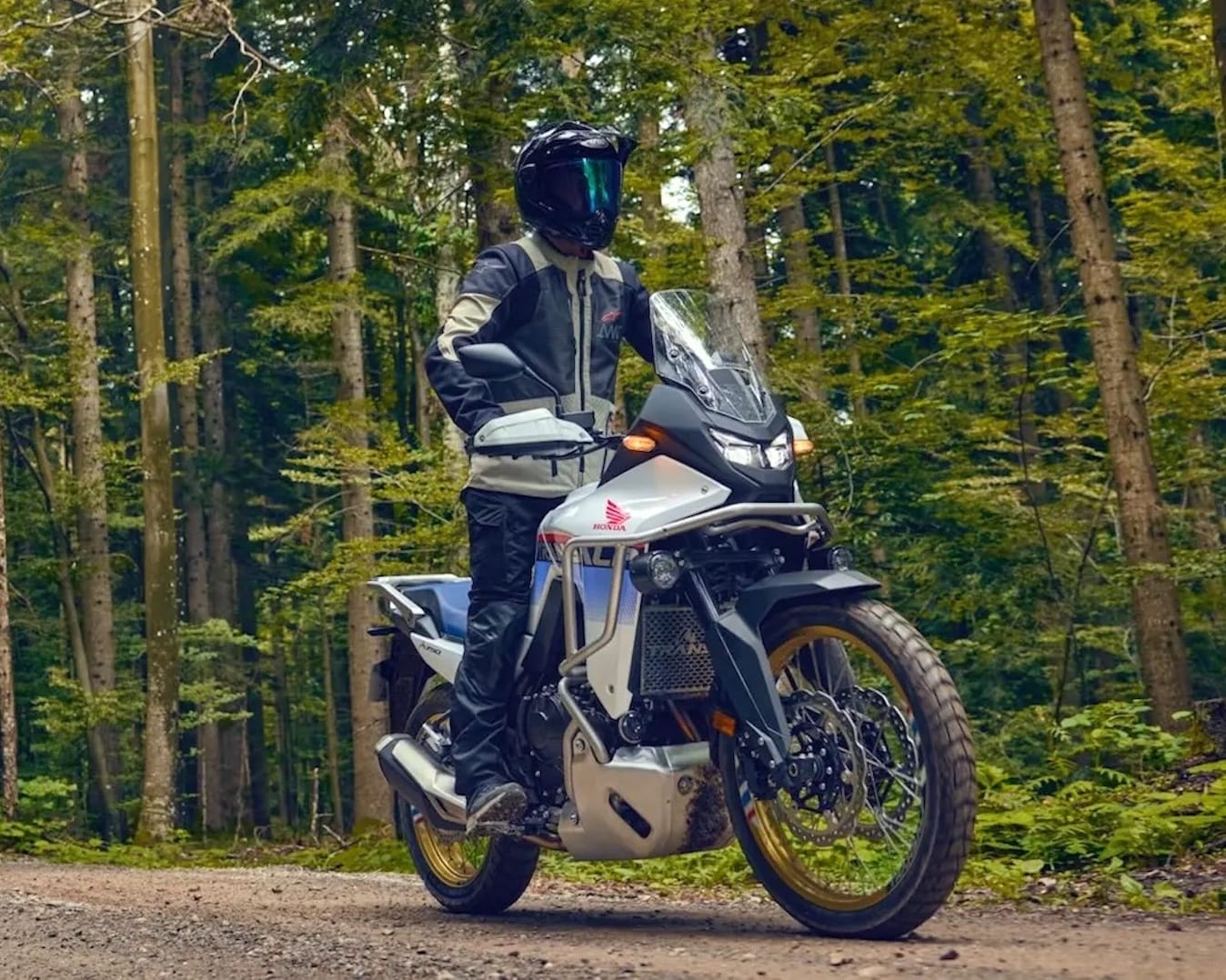 Transalp 750 2025 ra mắt với những thay đổi về hình ảnh và cải tiến kỹ thuật.