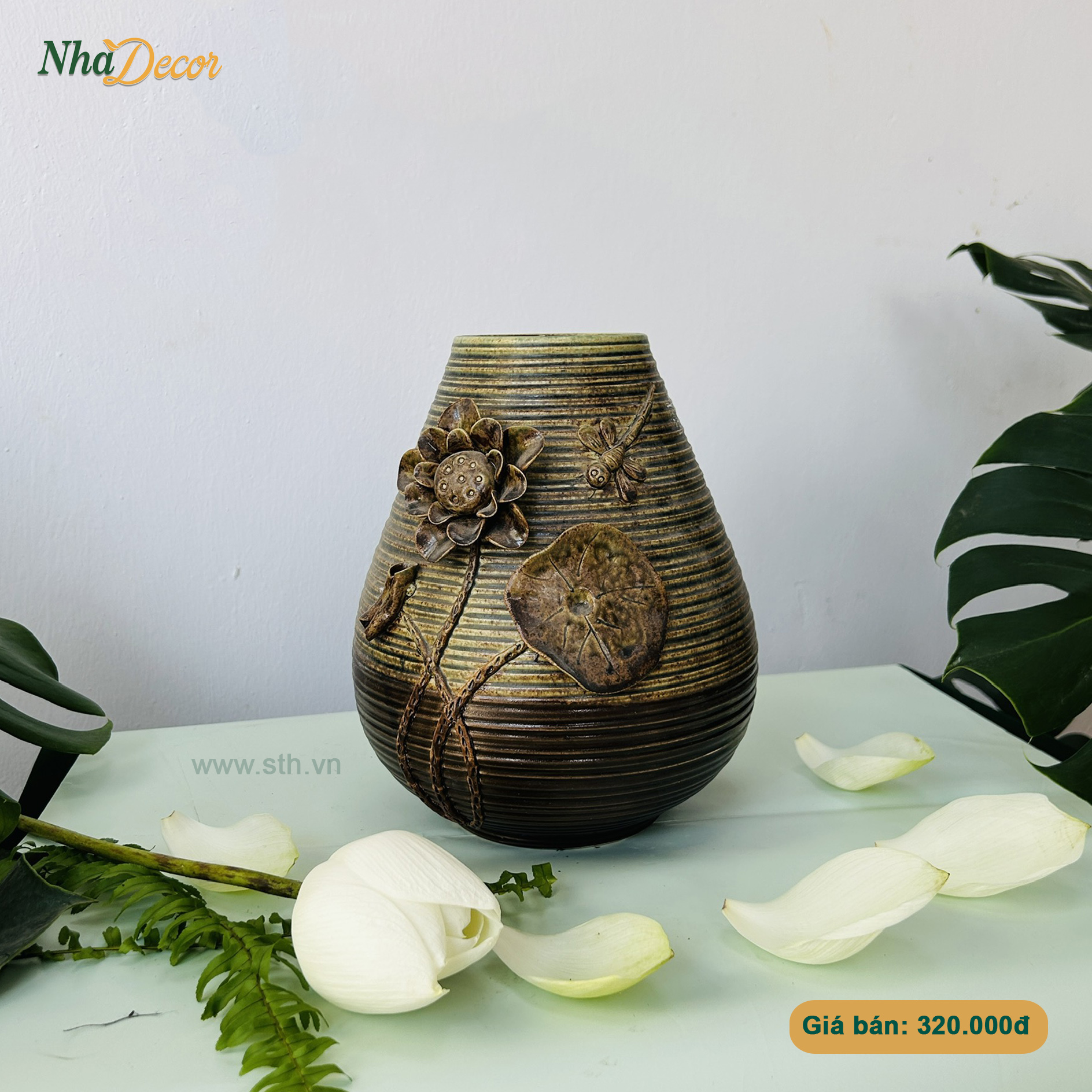 Bình hoa trang trí cao cấp hoa sen đắp nổi