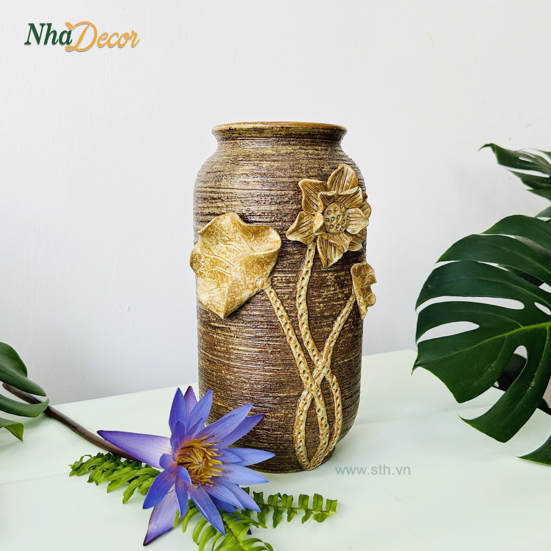 Bình hoa gốm Bát Tràng men mộc, họa tiết hoa sen đắp nổi - Size lớn