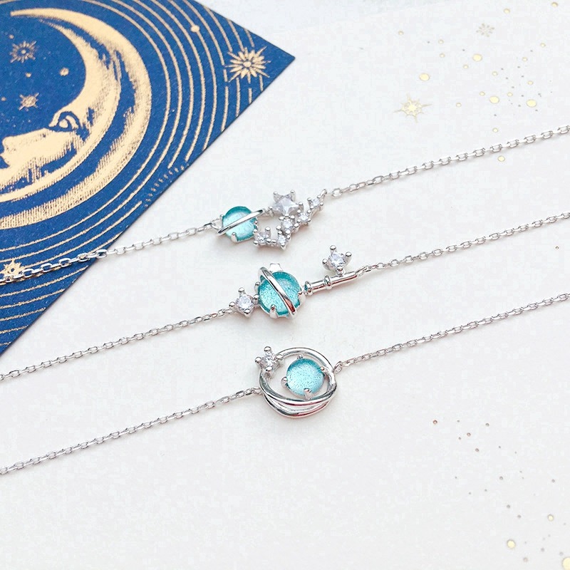 Vòng đeo tay mạ bạc mặt hình hành tinh đính pha lê xanh dương tuyệt đẹp