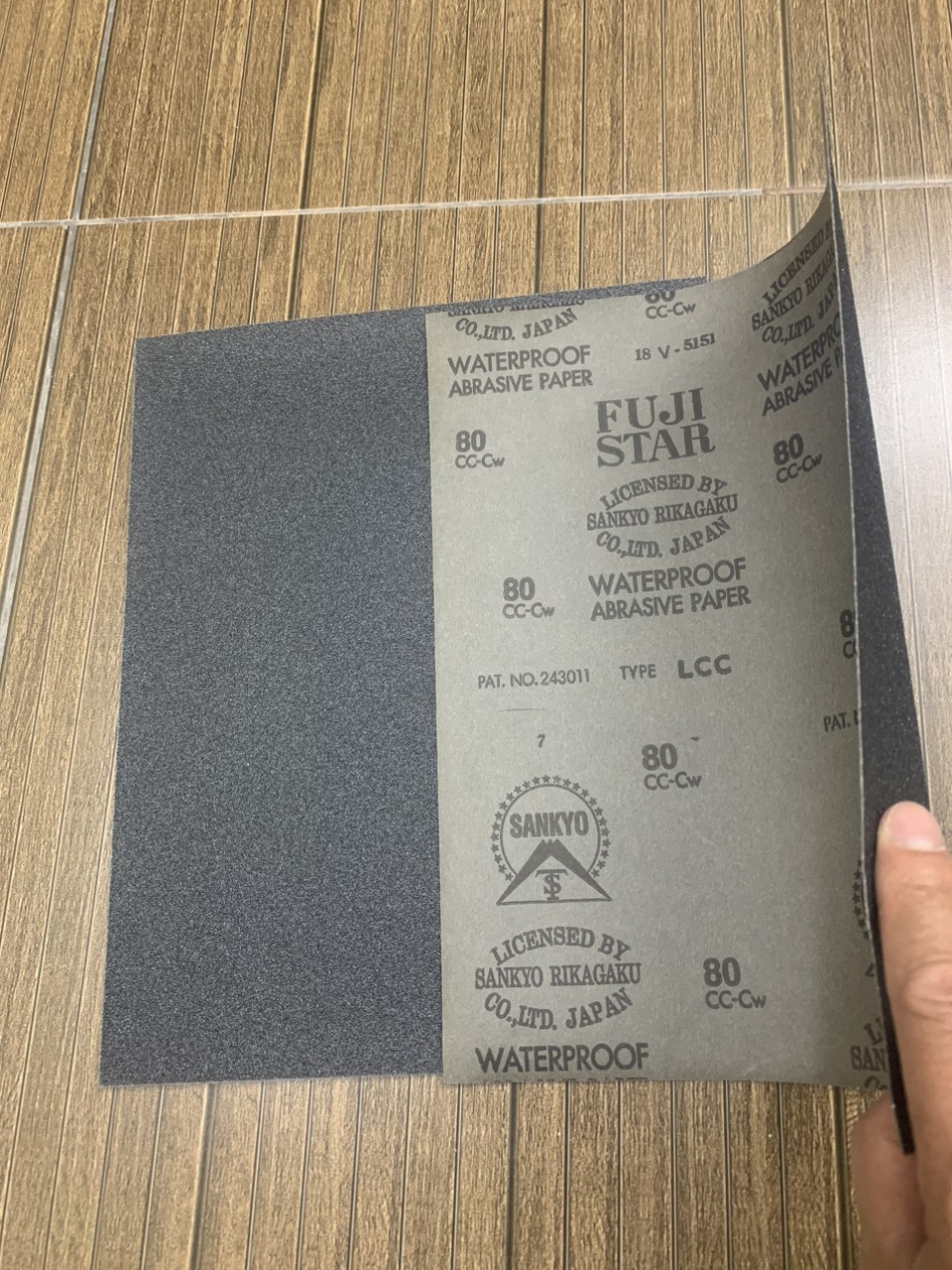 Giấy ráp thô P80 Fujistar Sankyo 9''x11'' chịu nước màu xám