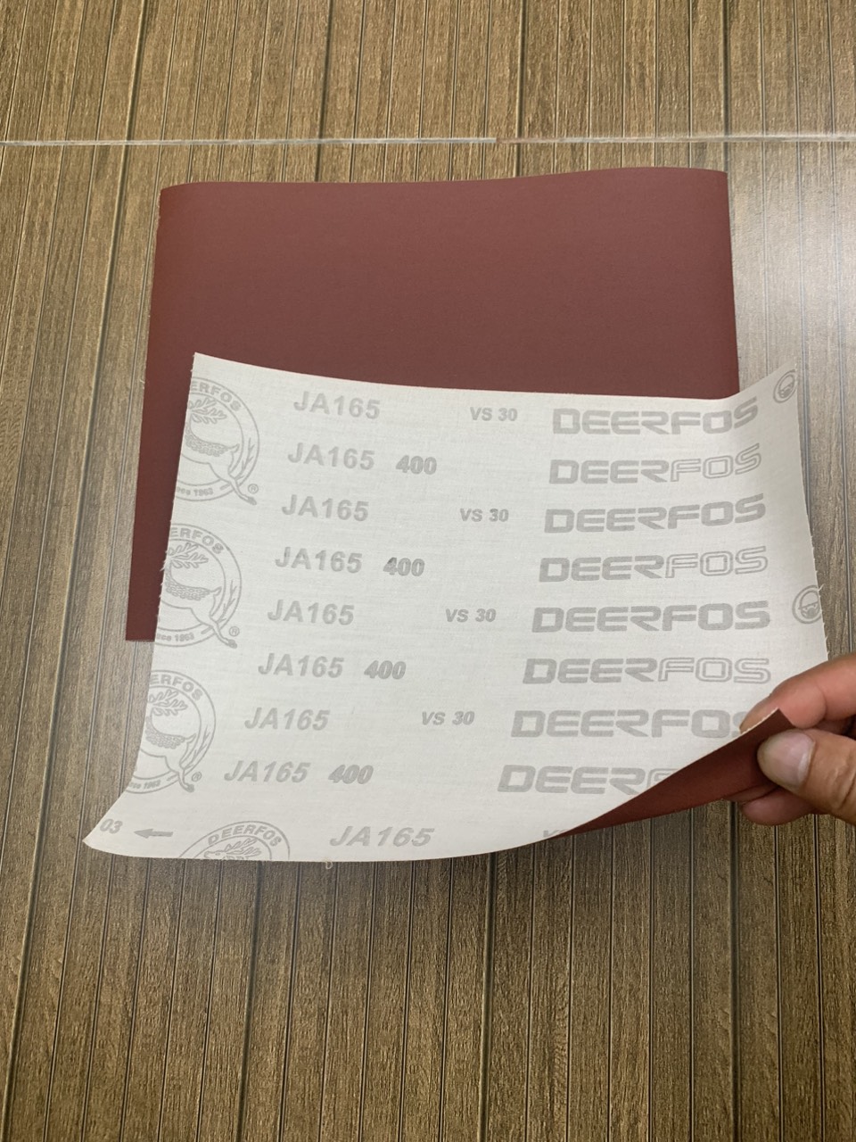 Giấy ráp vải ja165 độ nhám P400 kích thước 9''x11'' cát đỏ nền trắng